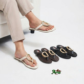 نمایش رنگبندی صندل انگشتی زنانه آرکا مدل ۰۲۹۸ در رنگهای کرم، قهوهای و مشکی با طراحی شیک و پاشنه کوتاه